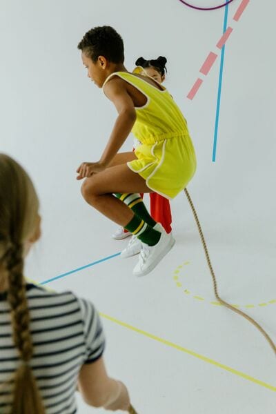 Niños en taller de cuerda floja en Galaxy Circus.