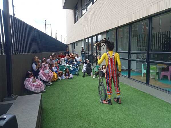Niño con monociclo en taller para niños en Galaxy Circus.