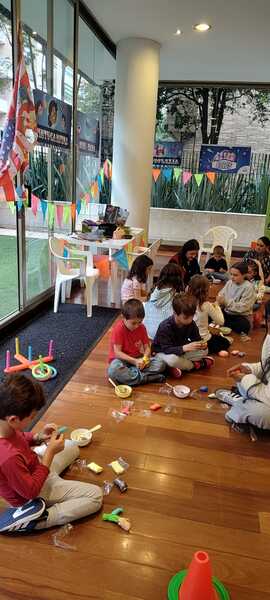 Niños en taller de teatro en Galaxy Circus durante curso de 3 meses.