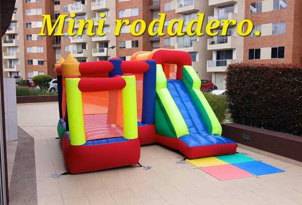 Inflable infantil con tobogán y área de juego en exteriores.