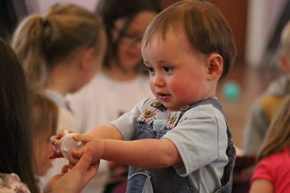 Niño de 1 año en taller de refuerzo con otros niños en el Galaxy Circus.