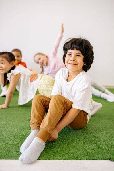 Niños en taller de cuerda floja y transición en Galaxy Circus.