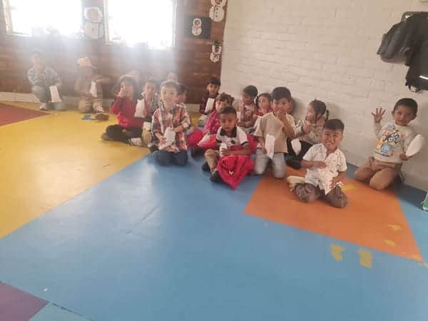 Niños en un taller de refuerzo preescolar en Galaxy Circus.