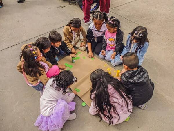 Niños en actividad de refuerzo preescolar en Galaxy Circus.