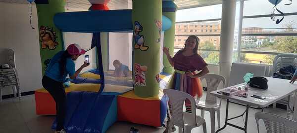 Diversión infantil en inflable con capacidad para 5-6 niños en Galaxy Circus.