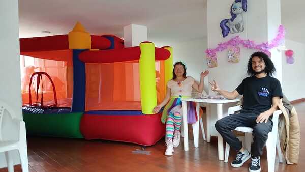 Diversión en el inflable gigante para niños en Galaxy Circus.