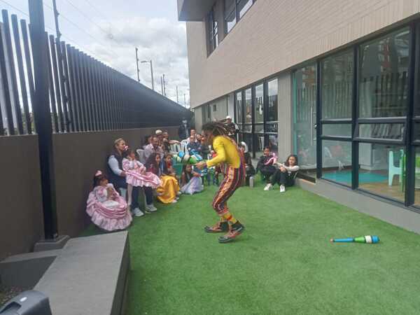 Niños y adultos en actividad en espacio de juegos al aire libre en Galaxy Circus.