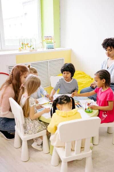 Niños en un taller de refuerzo pre-jardín en Galaxy Circus.