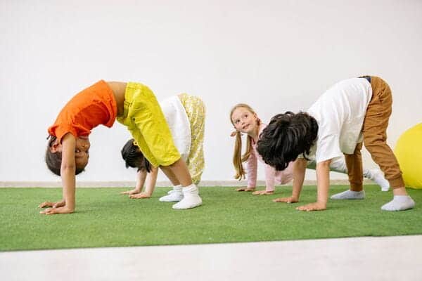 Niños haciendo yoga en un taller para niños de 5 y 6 años en Galaxy Circus.