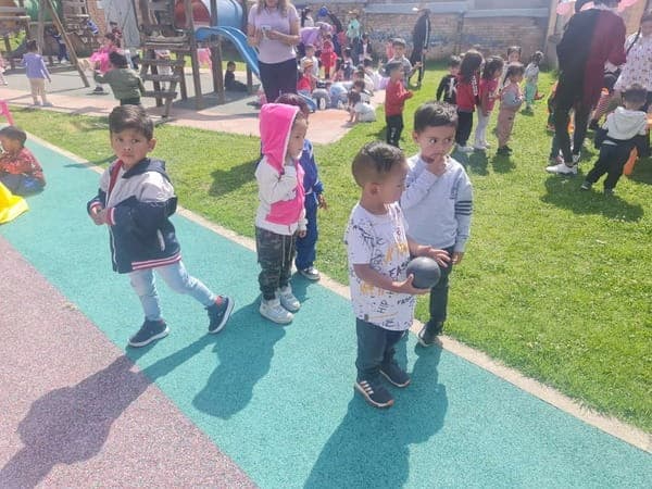 Niños en actividad al aire libre en evento infantil de Galaxy Circus.