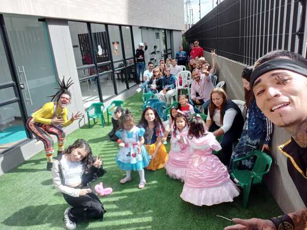 Niños y adultos en actividad en jardín de juegos para niños pequeños.