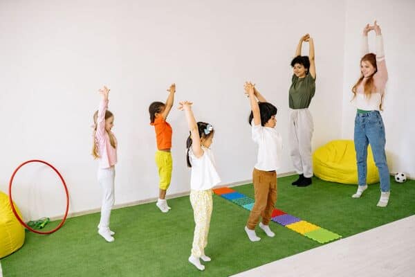 Niños en taller de cuerda floja y transición en Galaxy Circus.