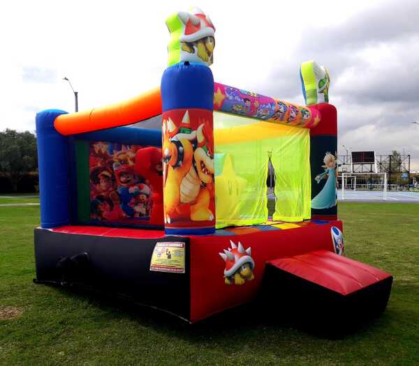 Castillo inflable de Super Mario para niños, colorido y divertido.