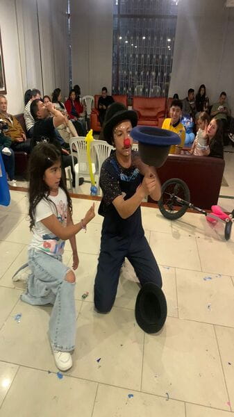 Niños disfrutando de un show de payasos en fiesta infantil en Galaxy Circus.